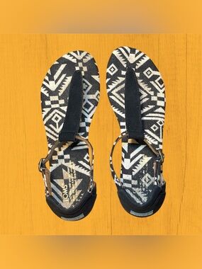 TOMS Playa Aztec Thong Flat Sandals Black White Tribal Print Ankle Strap - SZ 9